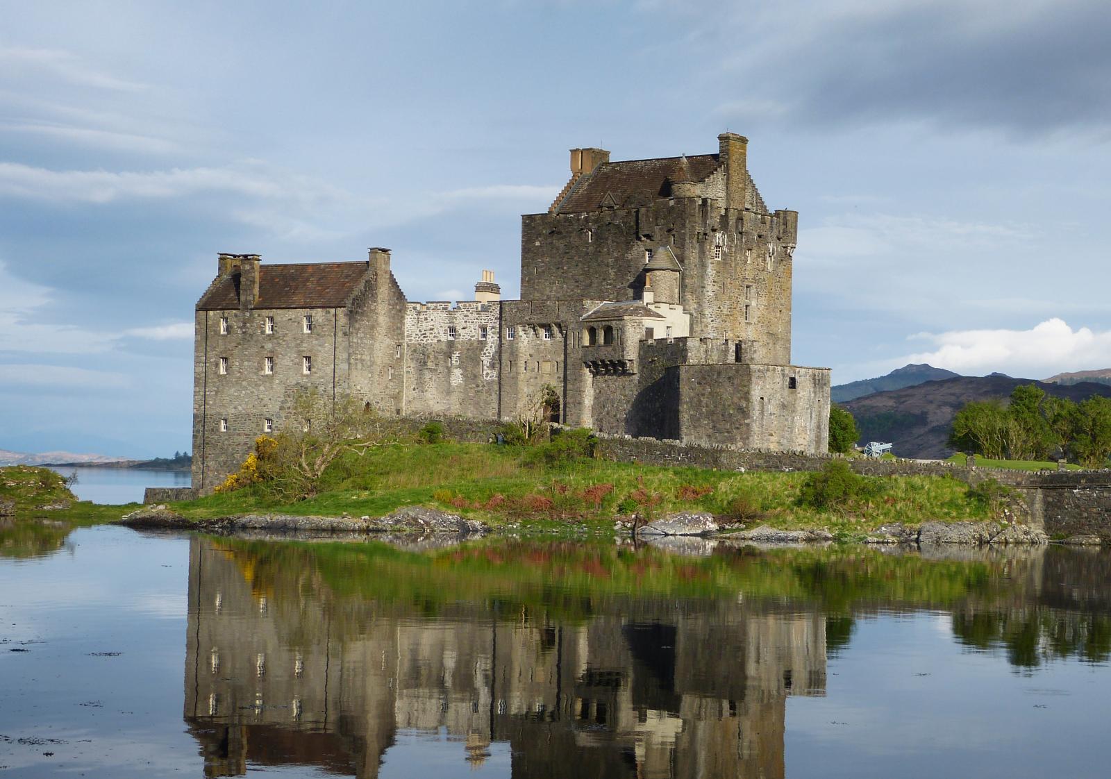 Typiskt skotskt slott, Eilean Donan Castle, numera museum och kafé.