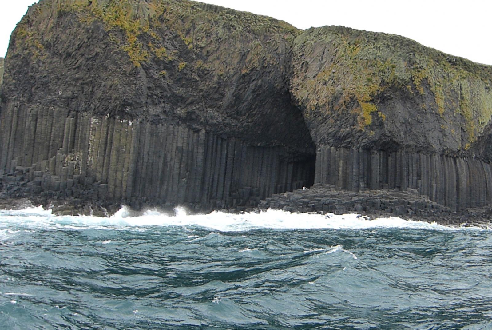 Staffa Island, en kort men gropig båtfärd från Iona. Fingals grotta.