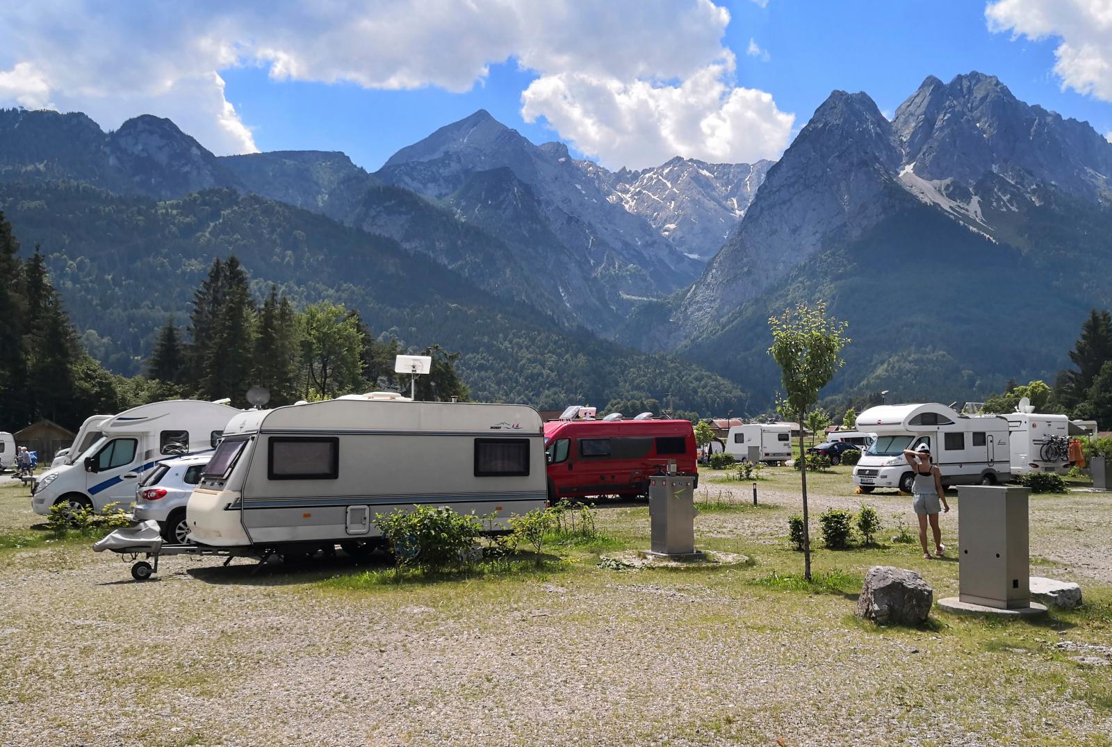 Här en bild från femstjärniga campingen. Underlag och platser ser inte ut att tillhöra en av Europas dyraste campingar.