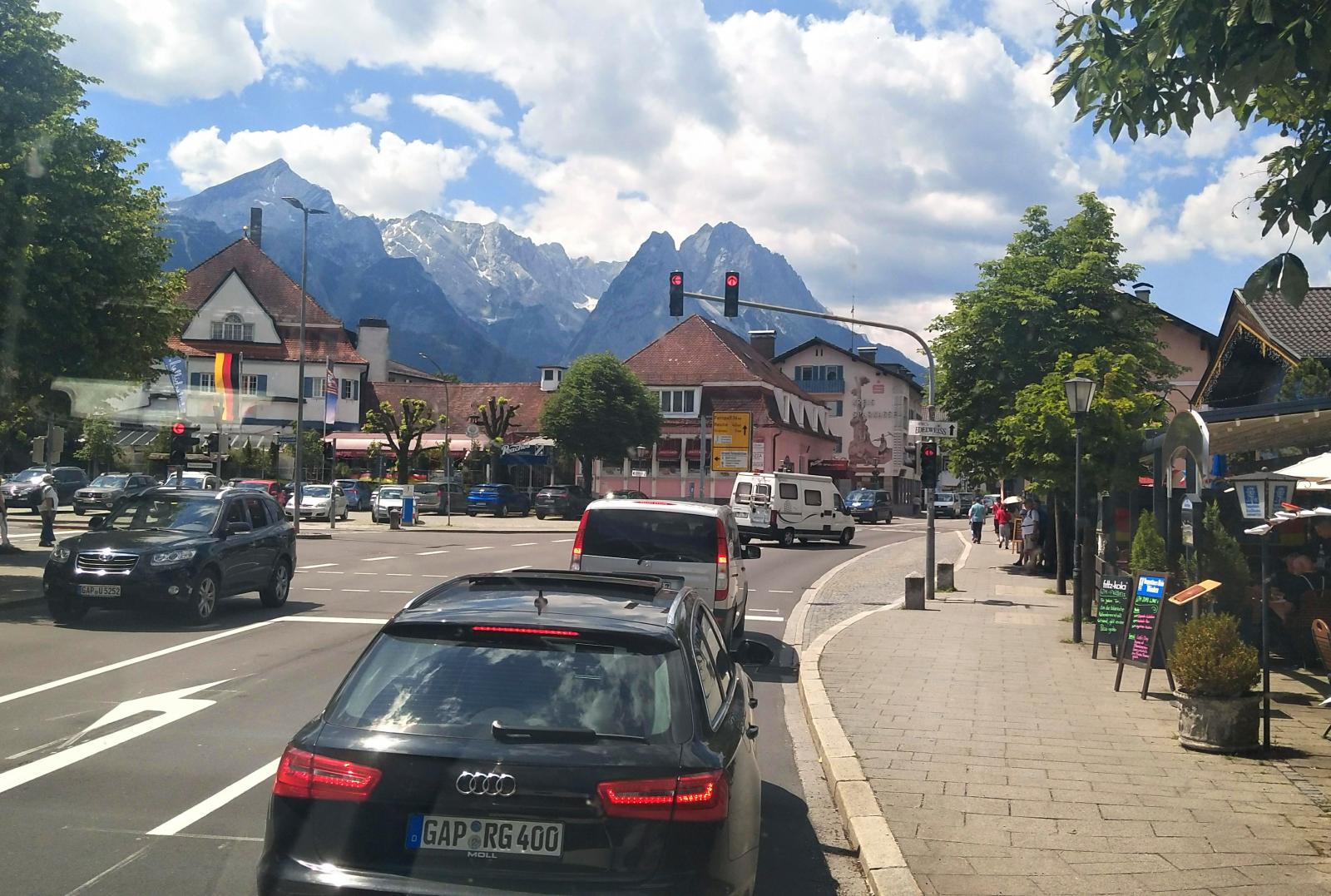Alla som minns Sveriges största ögonblick i slalom får en gammal tv-bild i huvudet när orten Garmisch-Partenkirchen förs på tal. Zugspitze i bakgrunden.