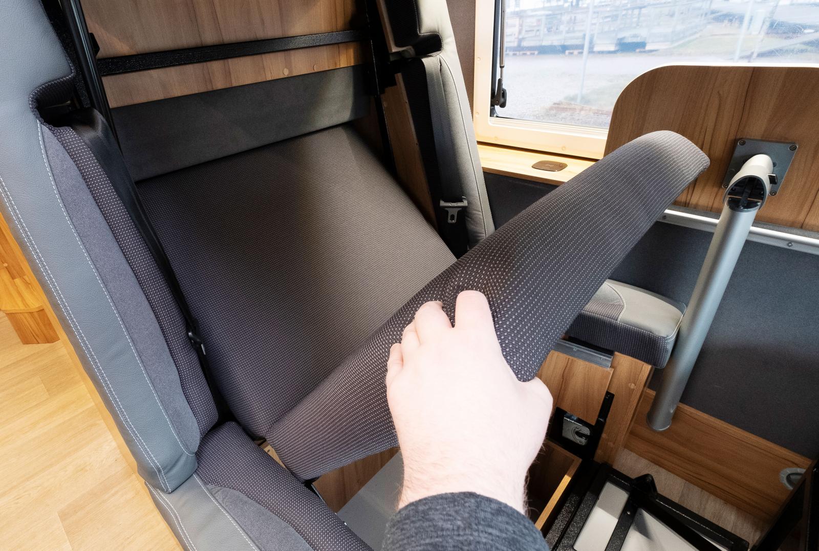 Men några få handgrepp kan sittgruppen omvandlas till en våningssäng. Det tar några gånger innan man får till det automatiskt.