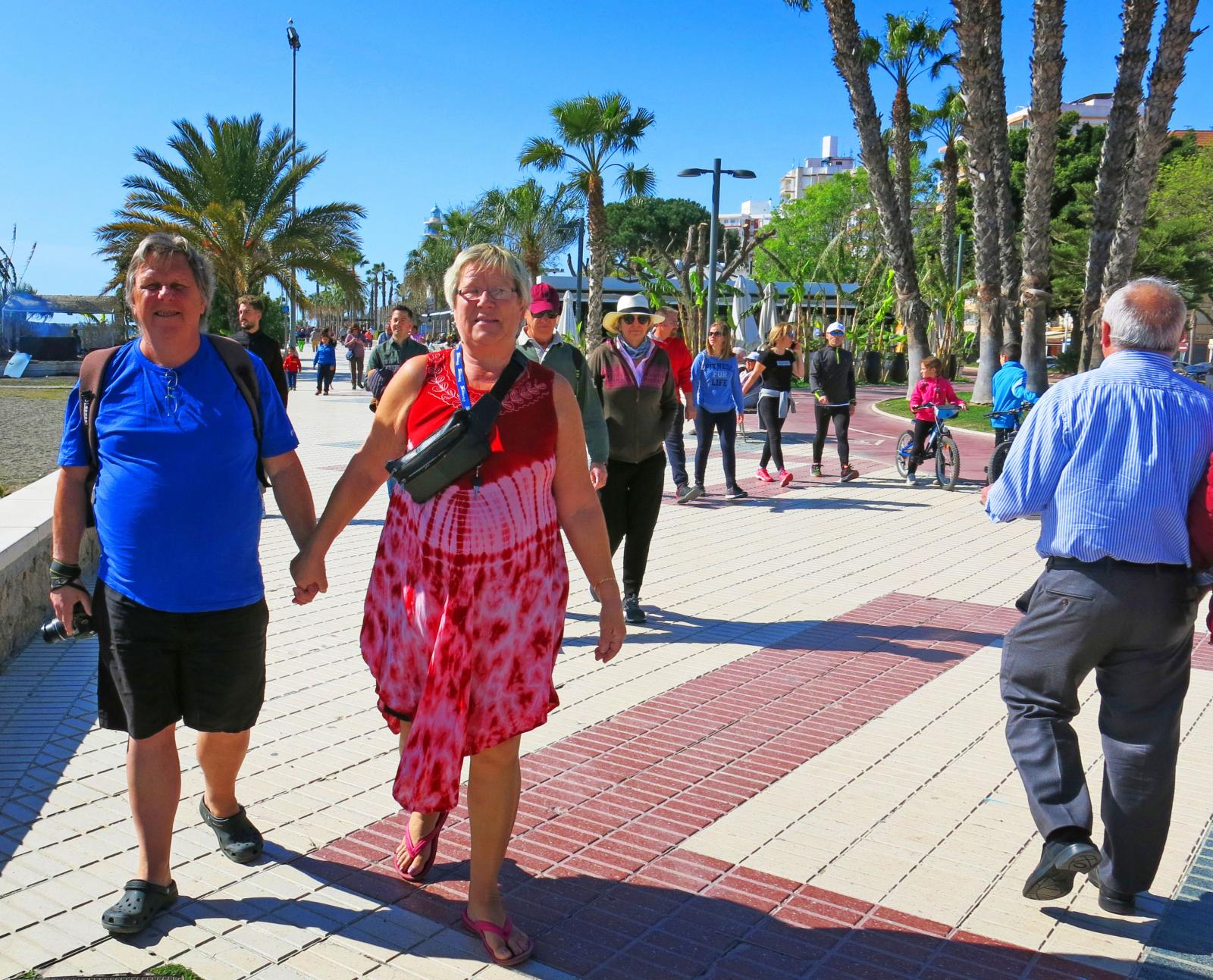 Marguerite och Kjell tar gärna en repa på den långa strandpromenaden i Torre del Mar.