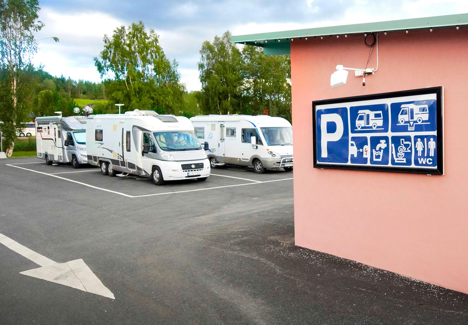 Ställplatser kan vara centrala som den här i Svenstavik. Enkelt men med servicehus.