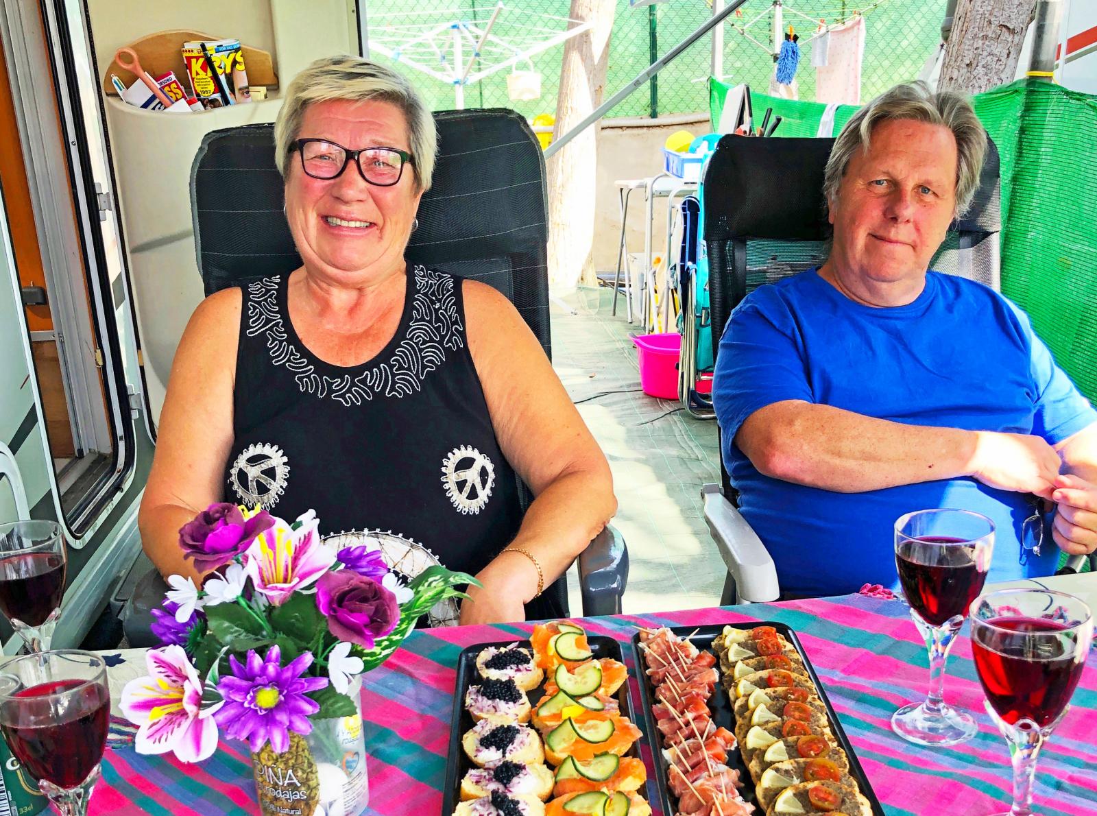 ”Vi trivs med varandra och pensionspengarna trillar in varje månad, vad mer kan man begära?”, undrar Marguerite Koos och Kjell Lindblad.