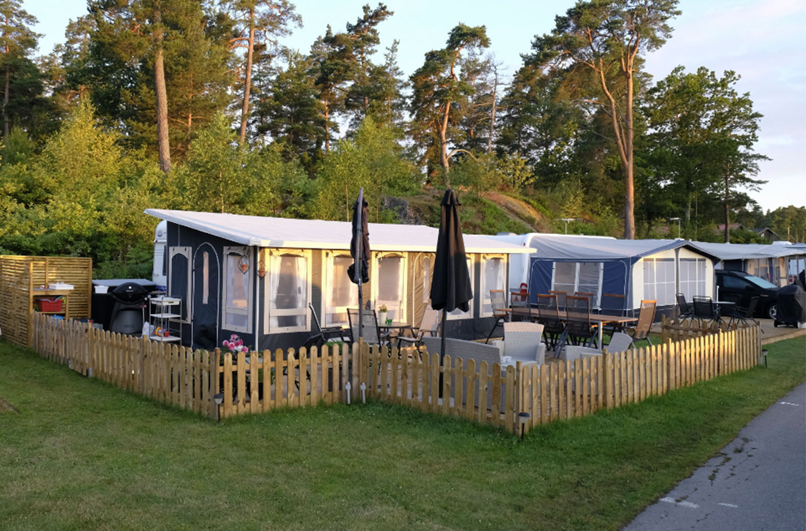 Ekipage som stannar en hel säsong smyckar gärna ut sina campingtomter för att öka trivseln.