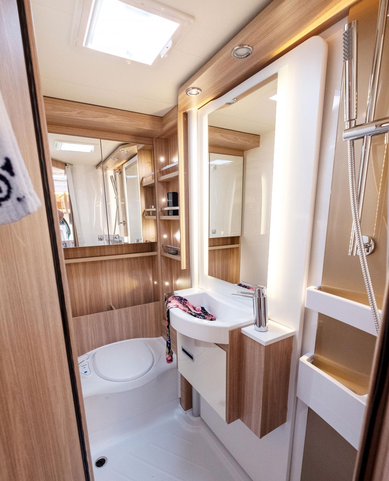 Strålande tjusigt badrum à la designhotell eller turfärjefeeling? I toalettutförande känns det mer som hotell faktiskt.