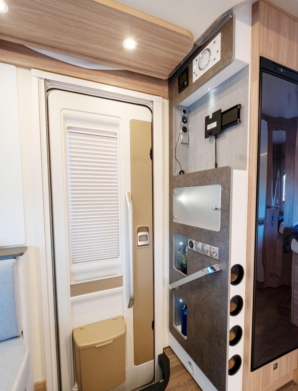 Läcker design med plats för både tv och vinflaskor.