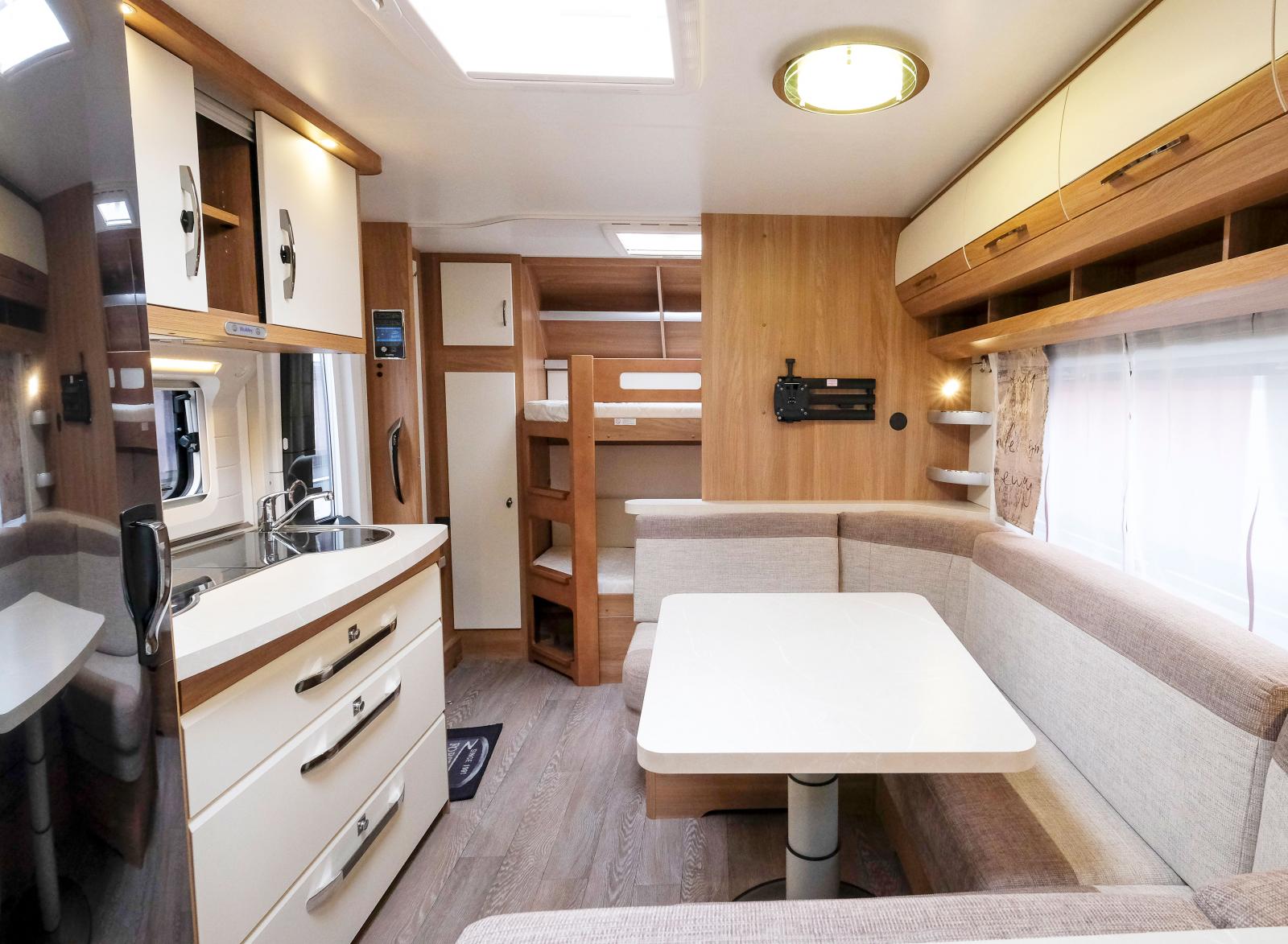 250 centimeters bredd ger en rymlig vagn med plats för mycket.