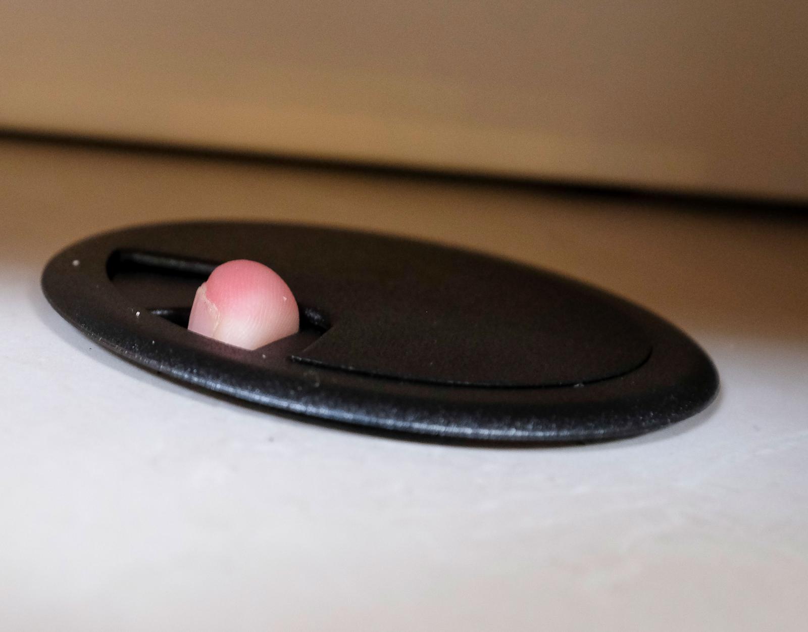 Tittut! Här kan man dra upp en antennsladd till tv:n.