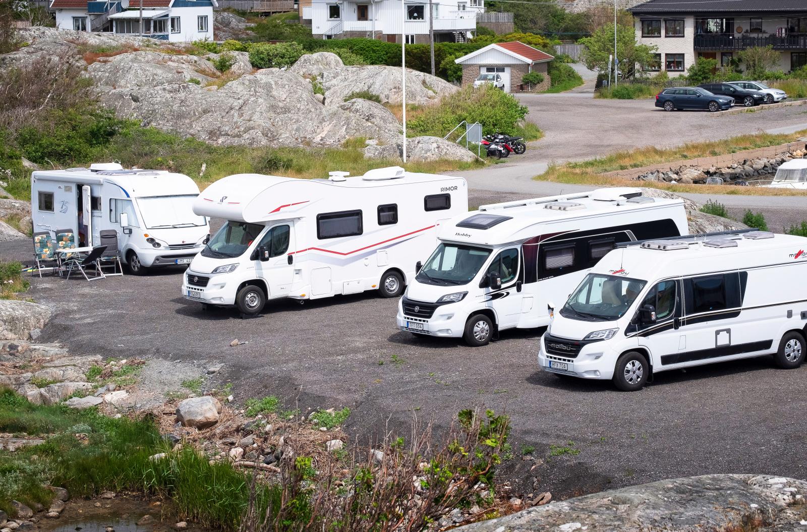 En bit ifrån Hönö Klåva ligger Fotö och där finns en lite mindre ställplats som ligger fint i gästhamnen, klippor runt hörnet!