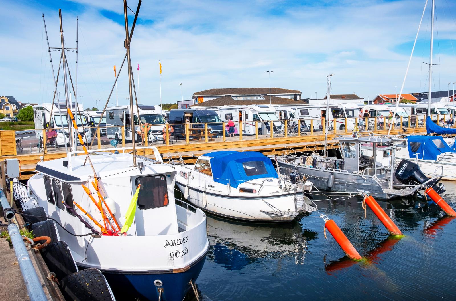 Fritidsfordon, fritidsbåtar och fiskebåtar samsas om utrymmet.