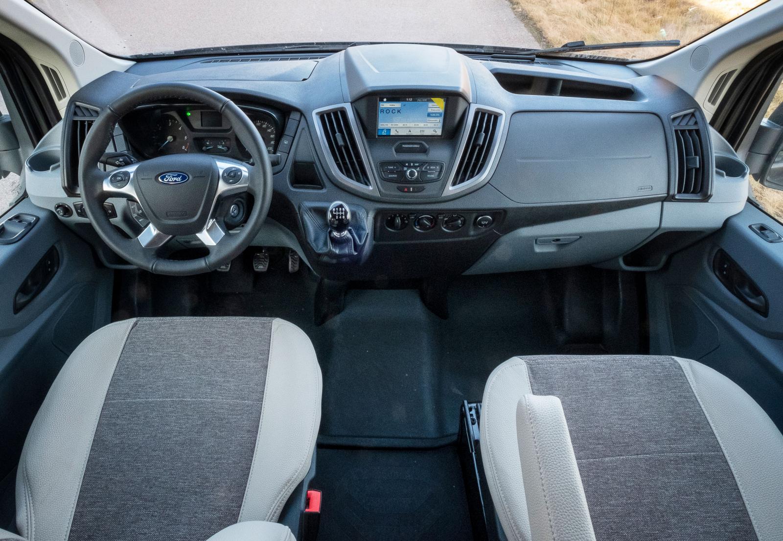 Enkel och lättmanövrerad och inte så mycket high tech. Testbilen är -19 modell. Till 2020 byts det hela till mer digitalism.
