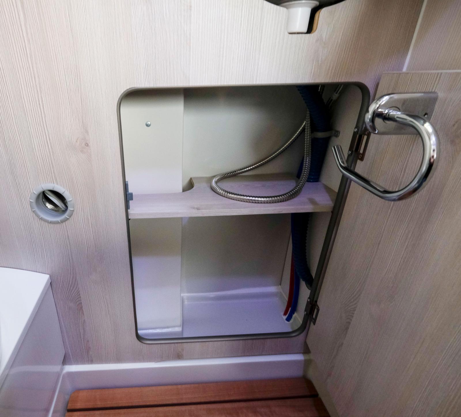 Plats även under handfatet och toapappret bakom luckan.