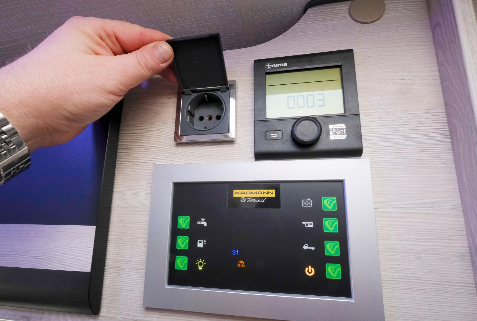 Kontrollpaneler ovanför dörren och även ett 230V uttag.