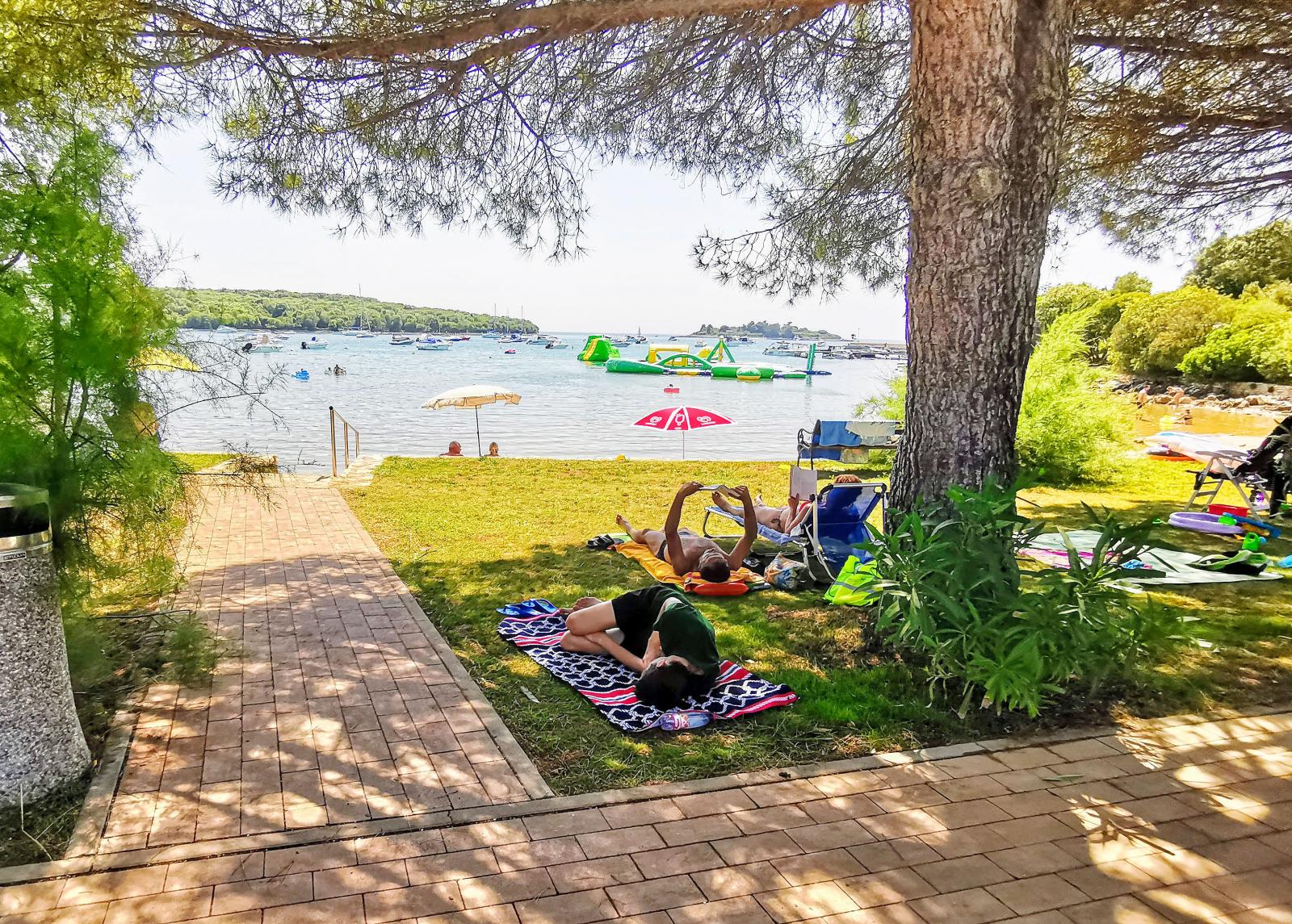 Det är krypavstånd till stranden där det också finns en remsa med gräs.