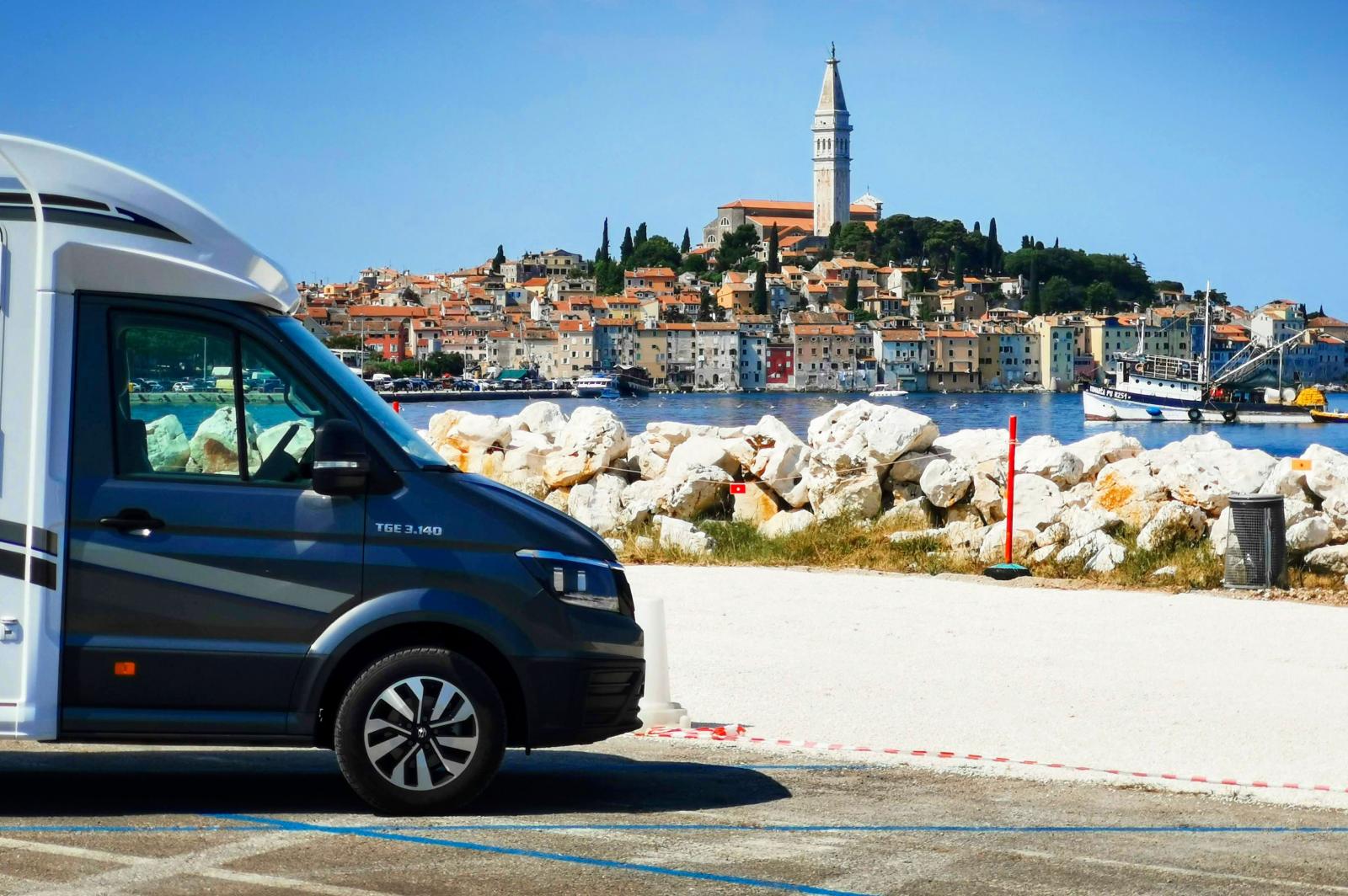 Det finns en parkering med bommar där man kan stå över dagen vid besöket. Gångavstånd till Rovinj.