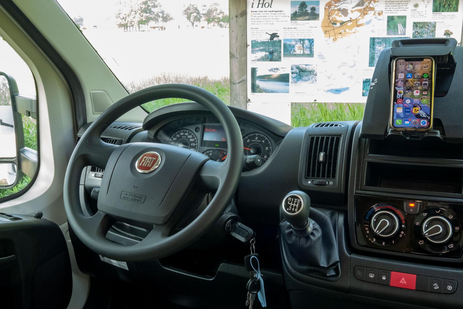 Fiats förarmiljö är bekant för många men alla vet inte att det går att fälla upp mittkosolen för att fästa exempelvis telefoner.