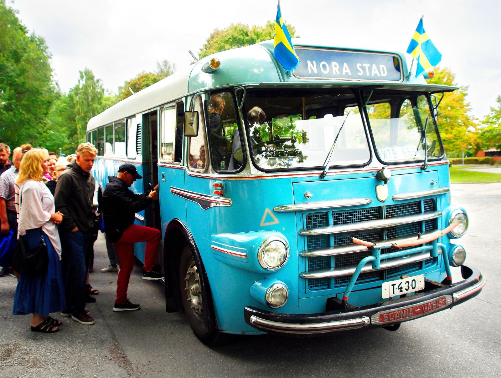 Transfer till torget. Under marknadsdagarna är det väl ordnat med kollektiv transport från Noras utkanter.