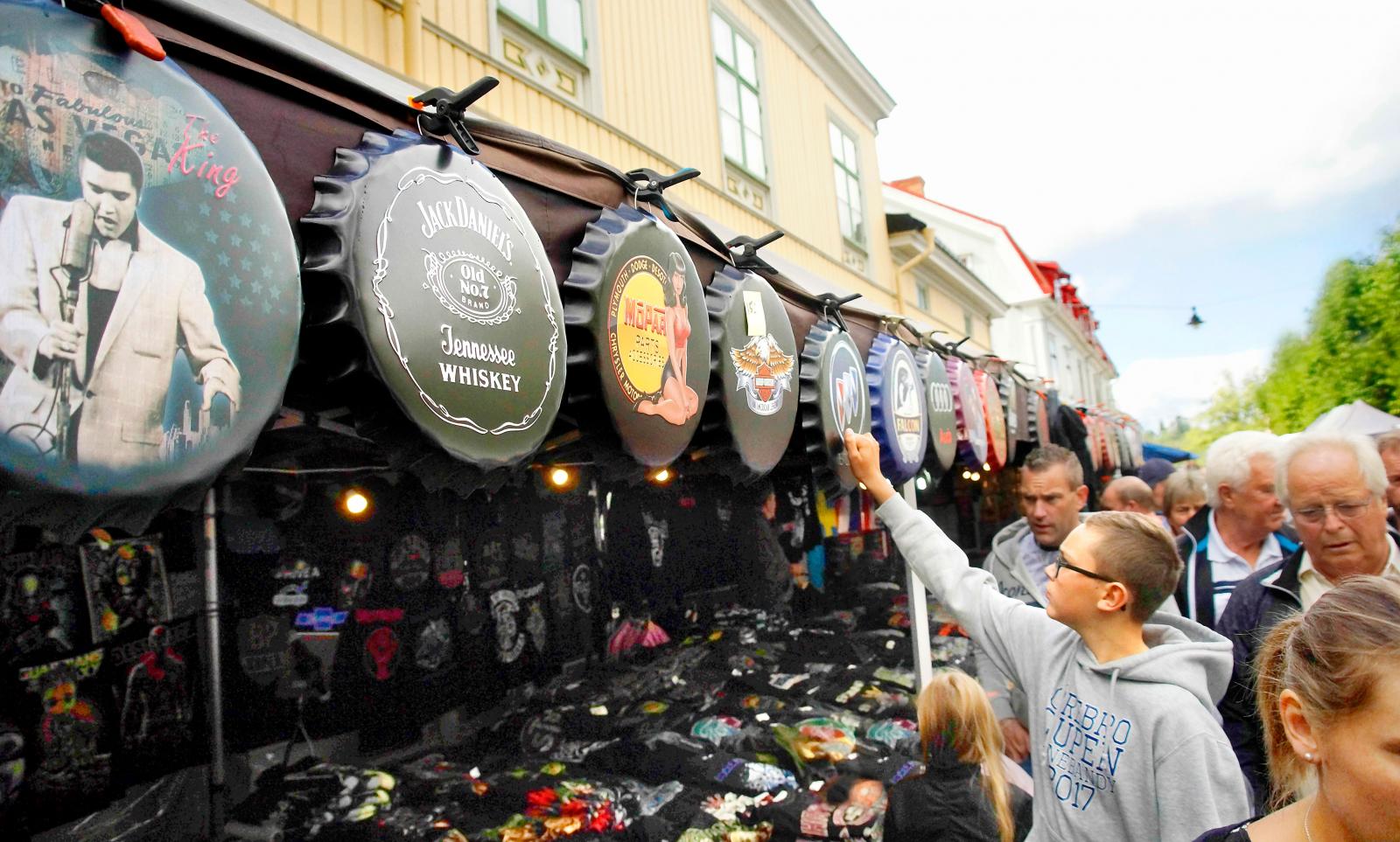 Över trehundra knallar erbjuder allt från garvade fårskinn till hantverk och t-shirts med fräcka tryck.