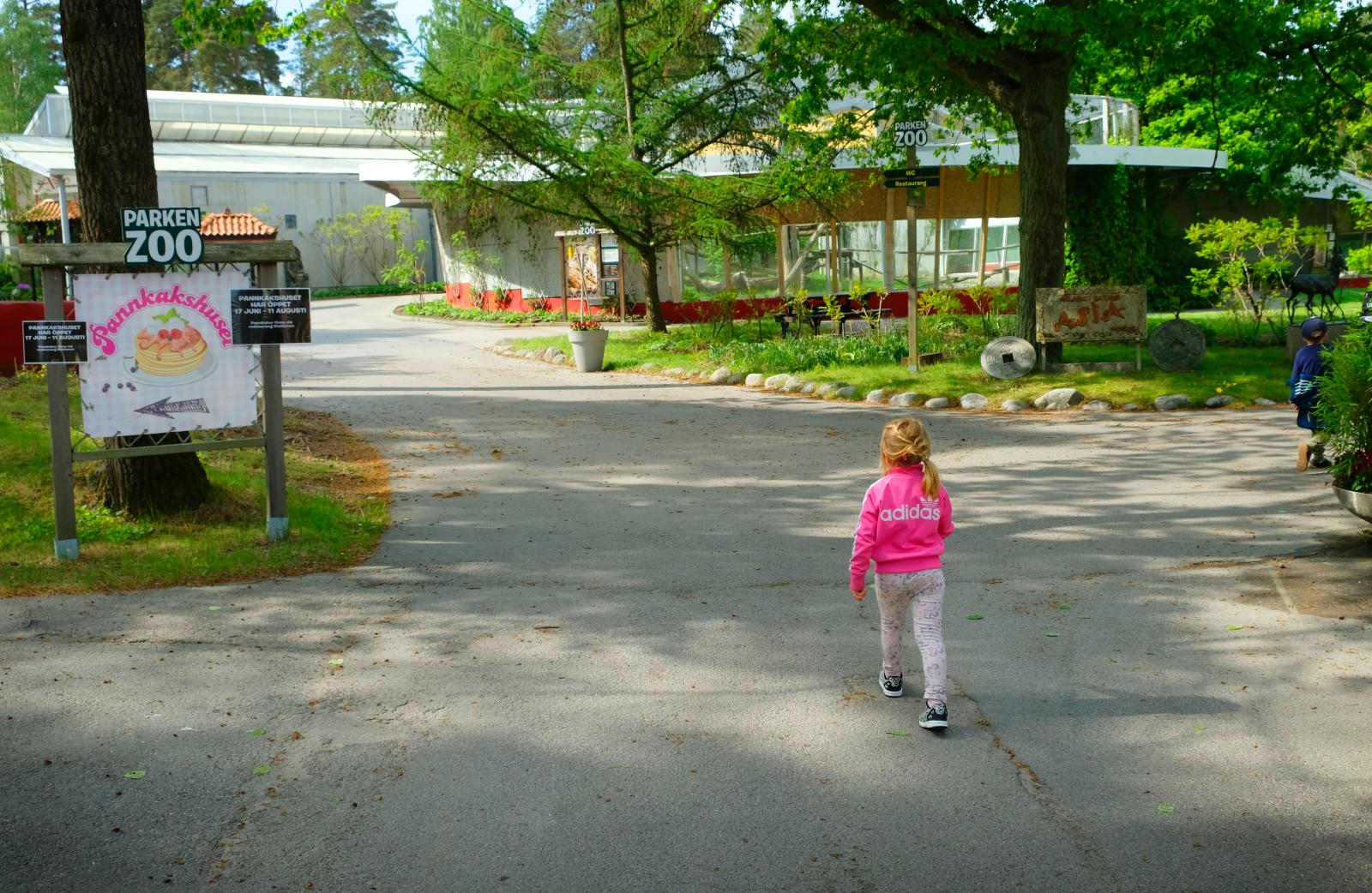 Vid djurparkens entré kommer man snabbt till den asiatiska paviljongen.