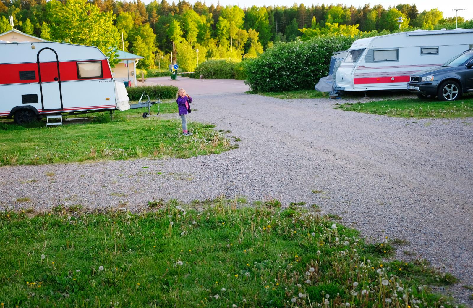 Campingplatserna är avdelade med buskar på sina håll.