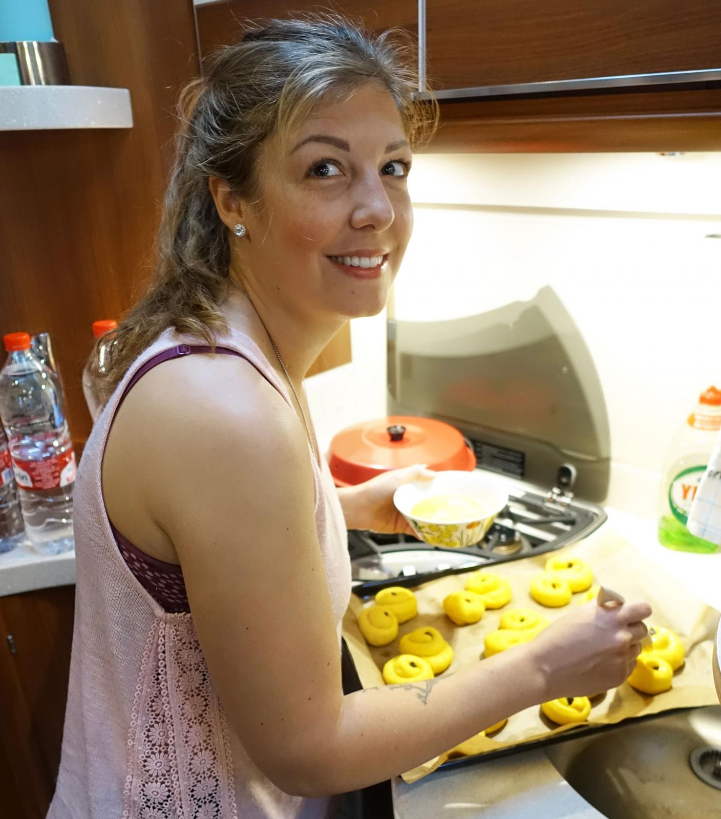 Takterna sitter i: Här är det bak av lussebullar på gång!