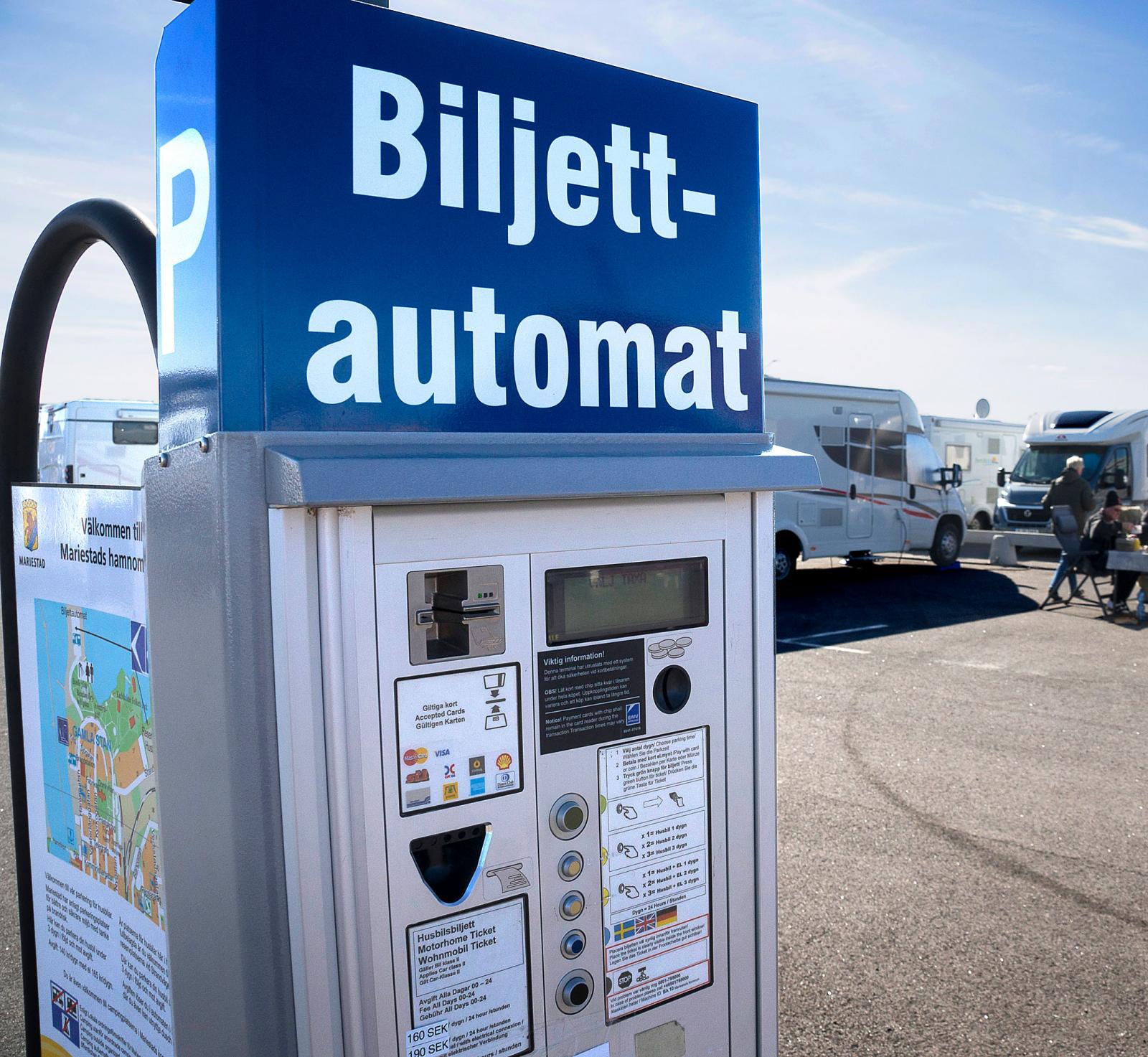 I hamnen finns två ställplatser. Den längst ut vid gästhamnen har en stor asfalterad yta med 46 elplatser.
