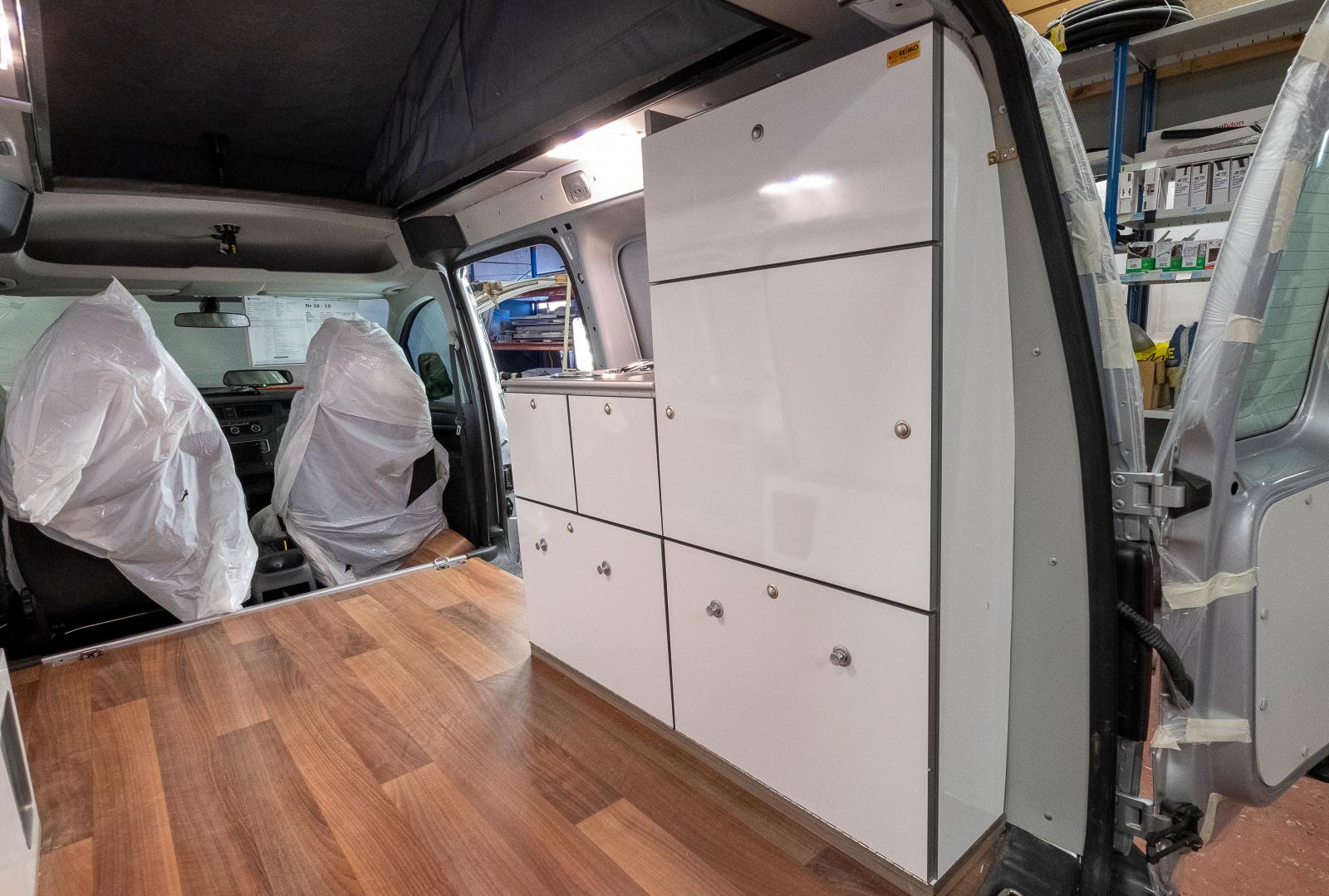 Här är det en Volkswagen Caddy som förvandlas till en liten husbil som är perfekt för smågator, kanske i en Italiensk by?