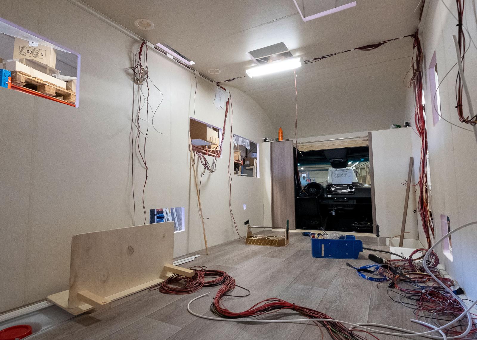 Eldragning i en Nordicbil, i golvet anas färskvattentanken.