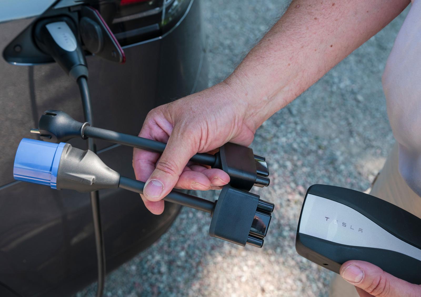 Olika laddstationer har olika anslutningar. Högst kapacitet finns i Teslas Superchargers.