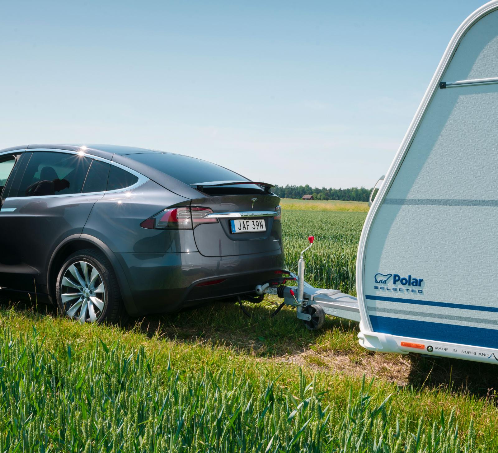 Bilens dator känner av att bilen tyngs ner baktill av husvagnen, och justerar automatiskt fjädringen.