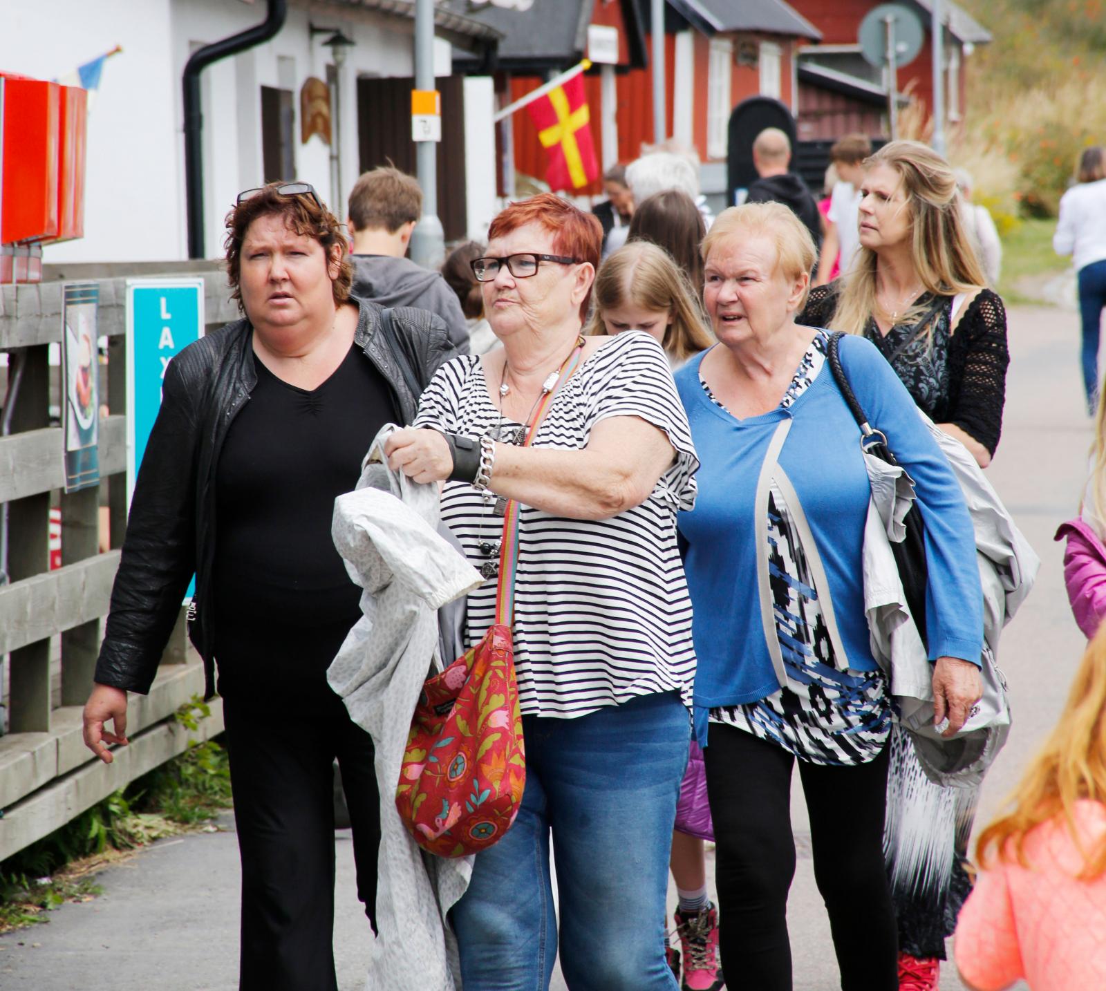 Mängder med besökare i Kåseberga. Varje år kommer en bra bit över en halv miljon besökare till Ales Stenar.