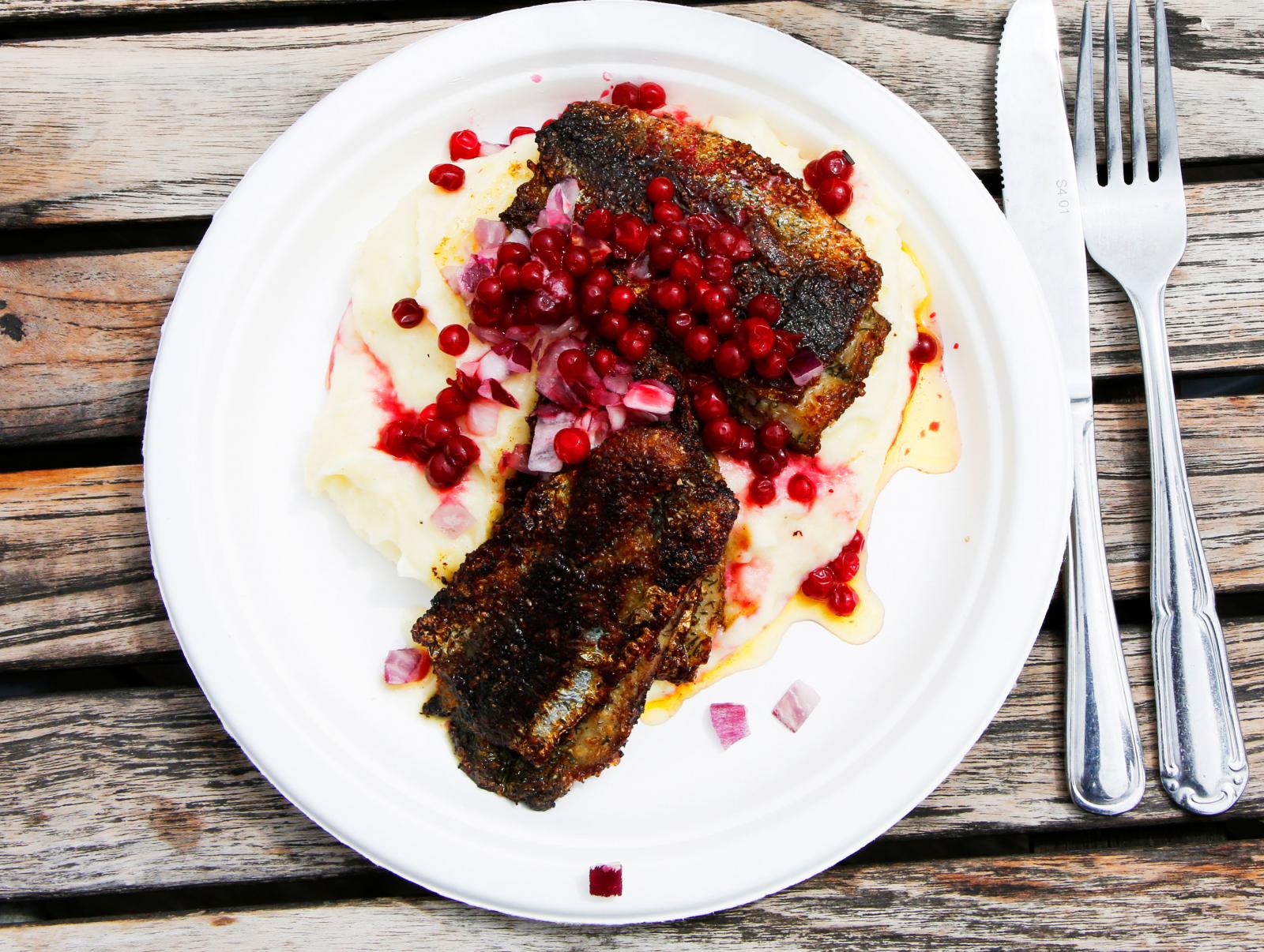 Stekt sill med potatismos och lingon hör Kåseberga till.