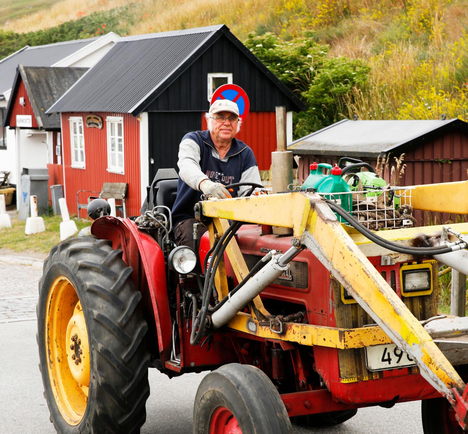 Trots alla turister pågår vardagen som vanligt i Kåseberga.