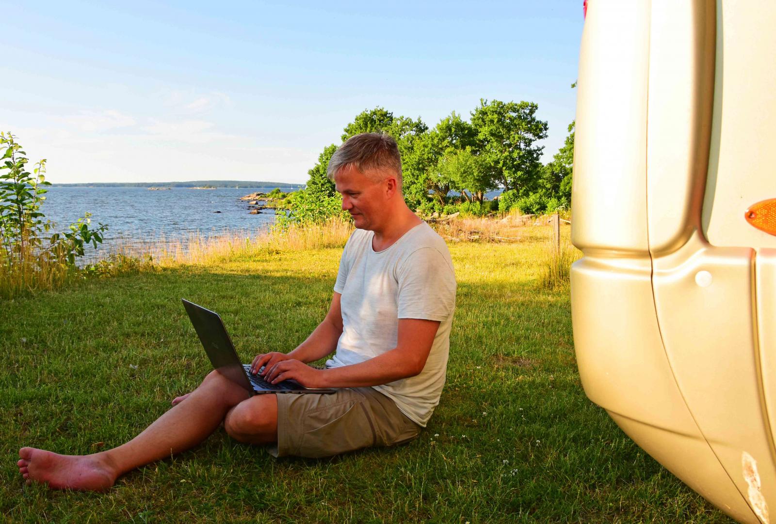 Calle har hittat sin skrivplats på Ekuddens camping i Mariestad.