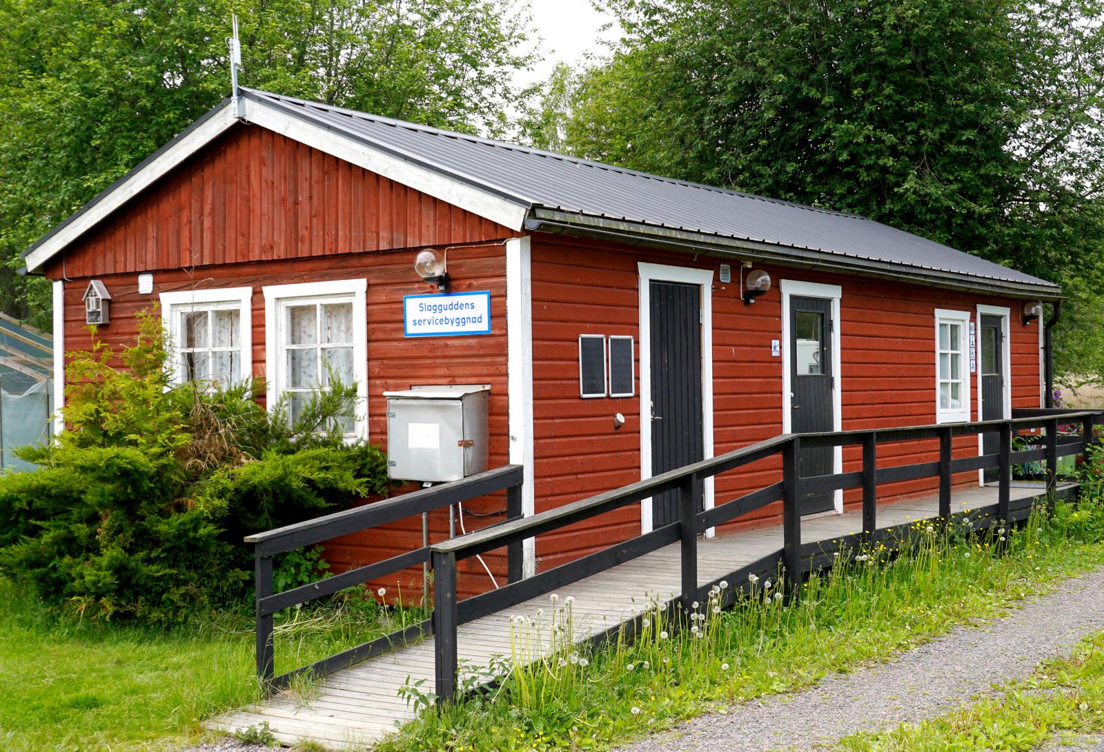 Enkelt men funktionellt. Servicebyggnaden är väl inte toppmodern, men det mesta man behöver finns på plats.