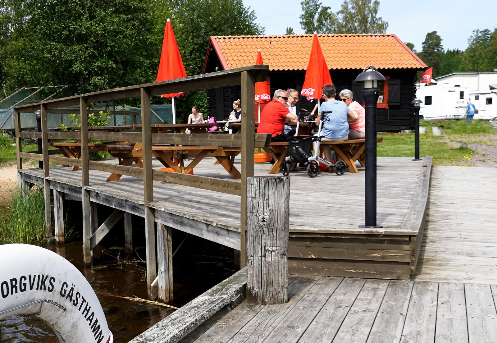 Ställplatsen i Borgvik ligger alldeles nere vid Borgvikssjöns strand med hamncaféet som närmaste granne.