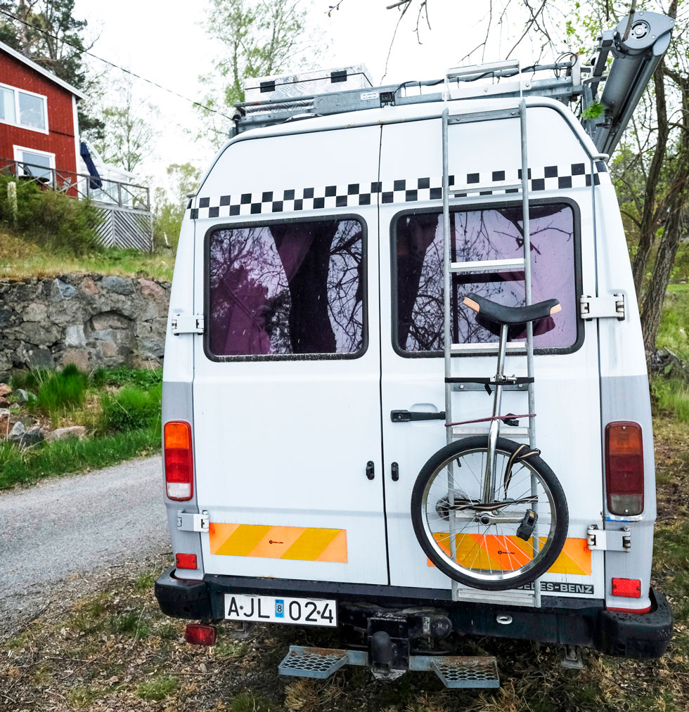 Enhjulingen spänns enkelt fast på den monterade stegen.