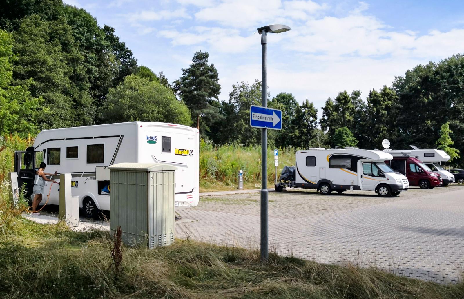 Vi trivdes bra på den lilla och enkla ställplatsen.
Vår husbil står vid tillfället på tömningsplattan där det också finns vattenpåfyllning mot avgift.