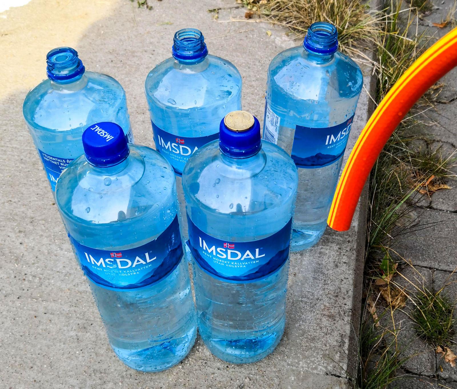 Service betalas med mynt och ställplatsen betalas i närbelägna simhallen. Det gäller att ha tomflaskor redo när husbilen är mätt och man pyntat för 100 liter vatten...