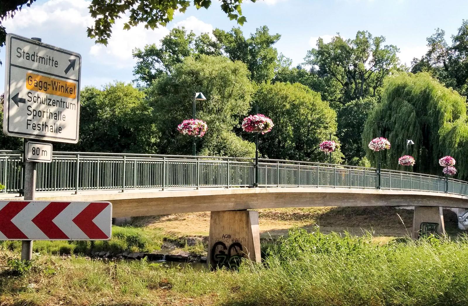 Gångbro mot centrum från ställplatsen. Under slingrar sig floden Murg fram genom samhället.