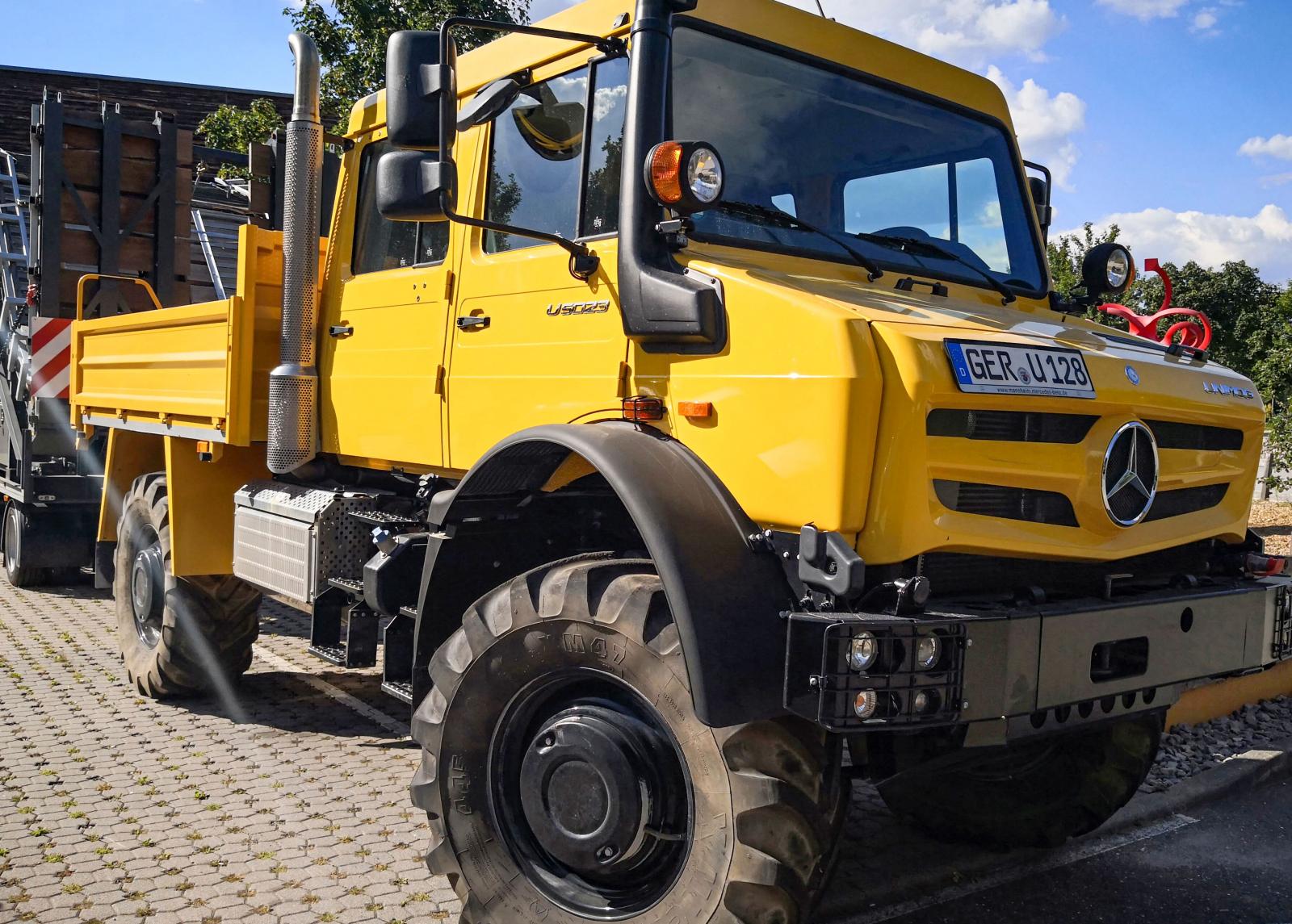 Här är ett perfekt vanlife-ämne att sätta en boende-låda på. En Unimog är svårstoppad i terräng och väljs ofta av t.ex. energibolag för ledningsarbeten.