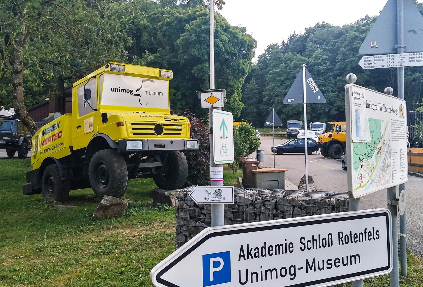 Inte bara vuxna kan leka med bilar utanför Unimogs museum utan även barnen.