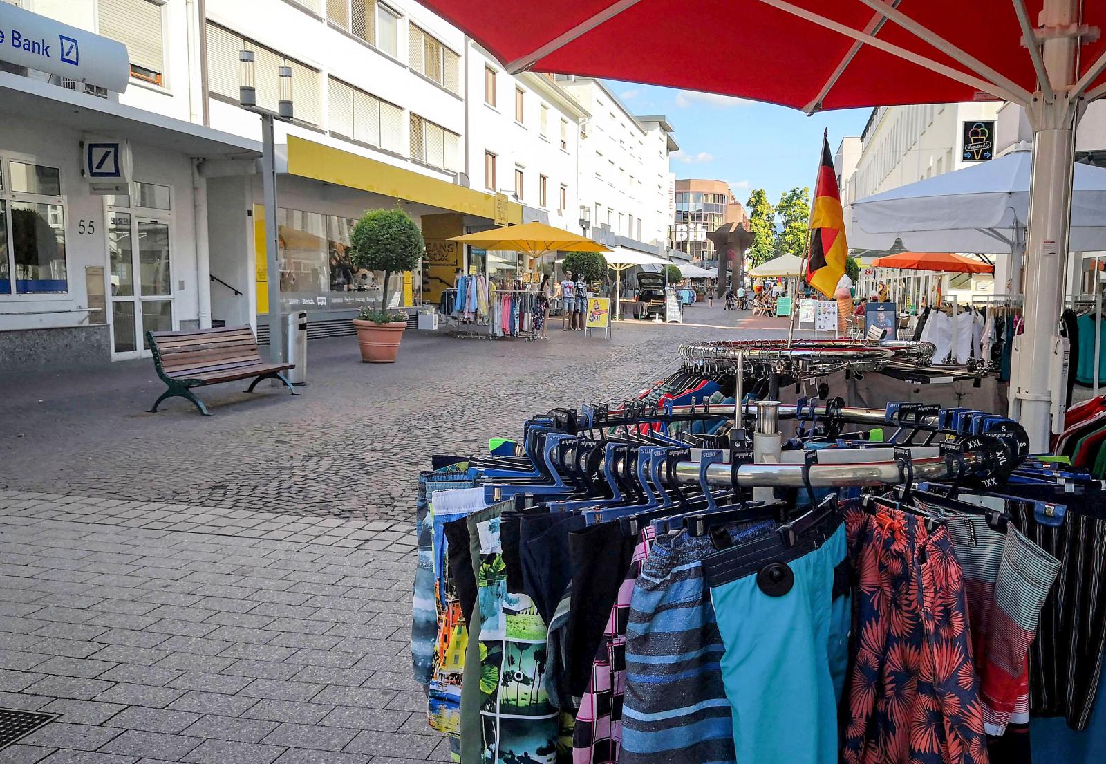 Shopping längs centrumgatan samt några restauranger och kaféer.