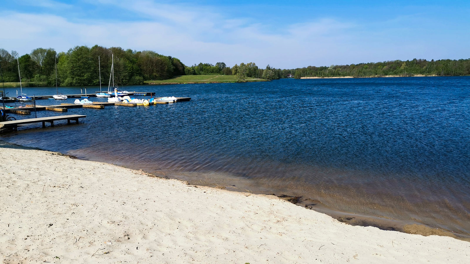 Den konstgjorda sjön Dreiländersee ligger på tyska sidan om gränsen och här är det populärt med både bad och småbåtar.