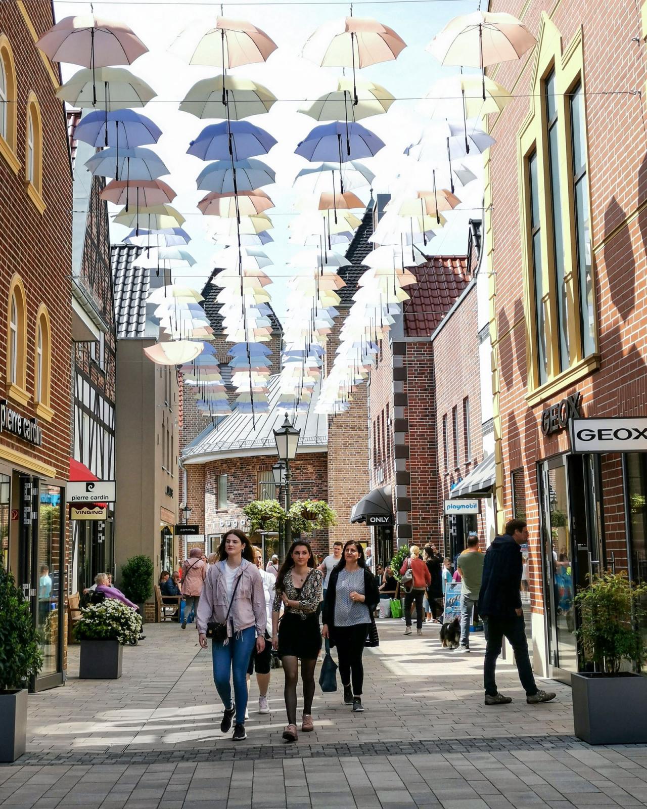 Glen McArthur Designer Outlet i Ochtrup blir en skarp kontrast till väderkvarnen vi nyss besökt.