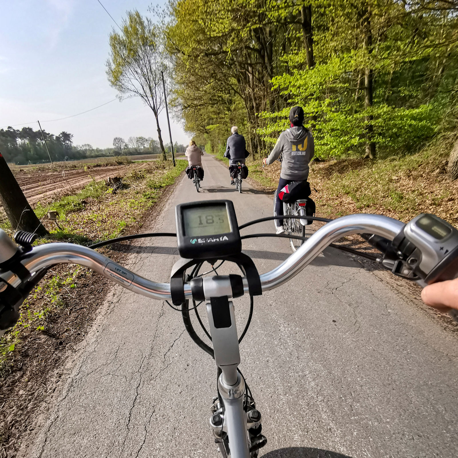 Cykeldatorn visar hastighet, tid och avstånd.