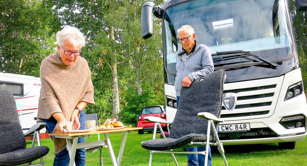 Huset såldes och bilen levererades i mars – sedan slog pandemin till. ”Annars hade vi varit på väg till södra Europa nu”.