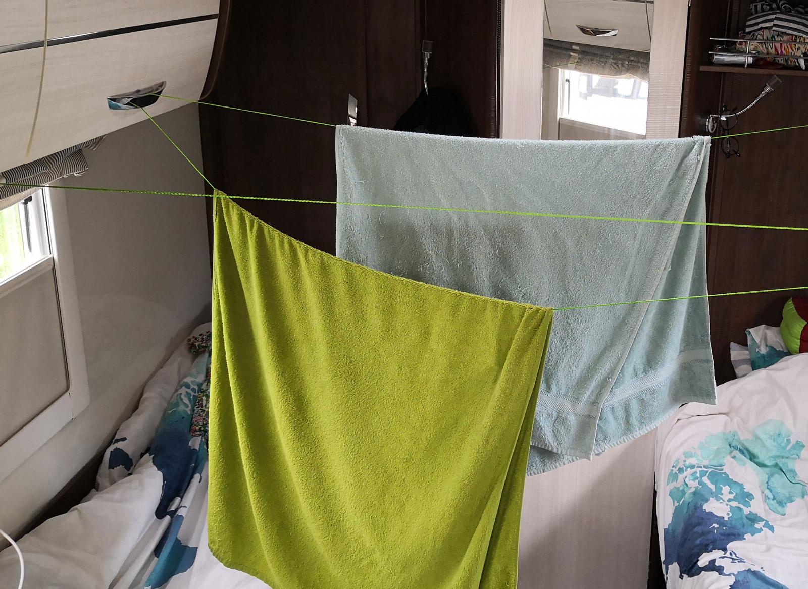 Ordning och reda är A och O för trivsel på en liten yta. Här är det svårare att trivas men på grund av regn fick vi hänga upp de lite fuktiga handdukarna inomhus.