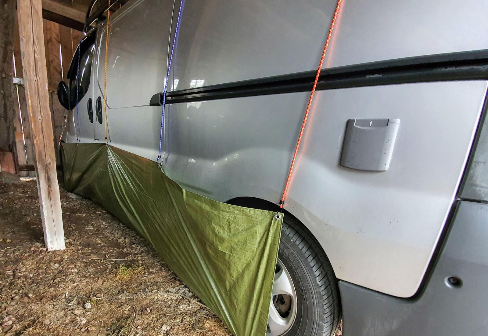 För att undvika att markkondens stiger uppåt har vi lagt en presenning under bilen. Sörj för god ventilation vid undanställning över vintern.